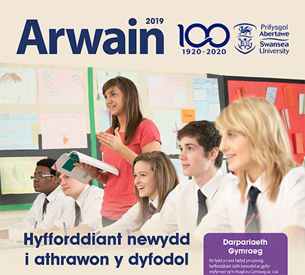 Cover of Arwain 2019 - a teacher in a class of pupils