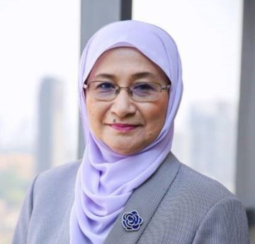 Lady smiling at the camera