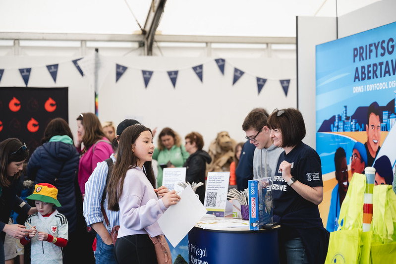 Llun o'r ddesg groeso yn y GwyddonLe