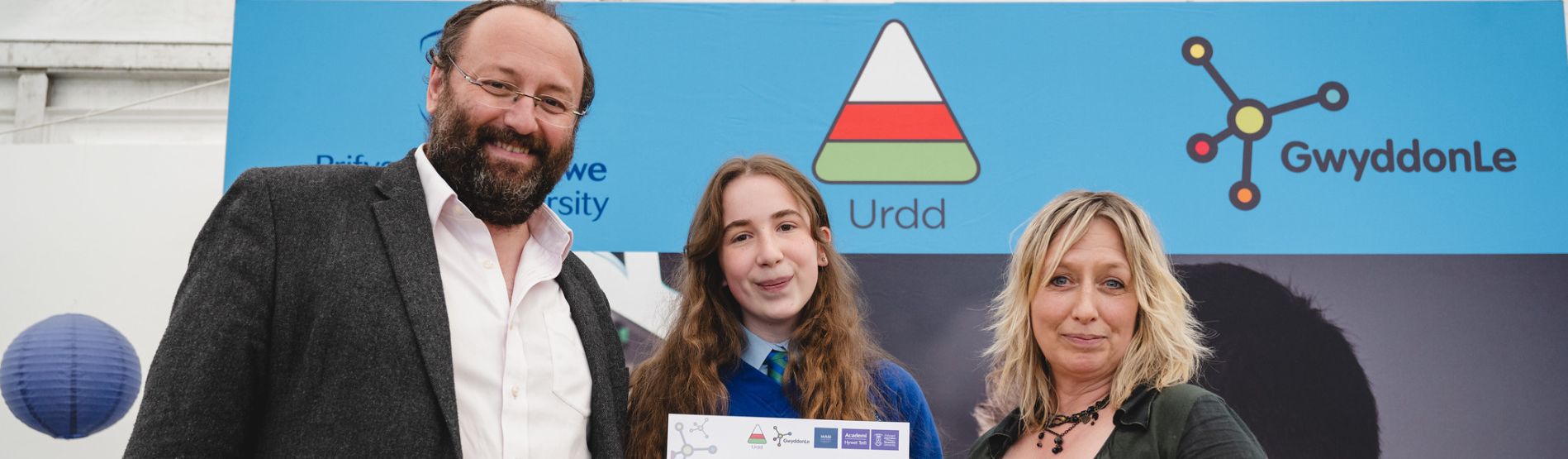 Enillydd 2023 gyda'r gwleidydd Cefin Cambell AS a Dr Angharad Closs Stephens