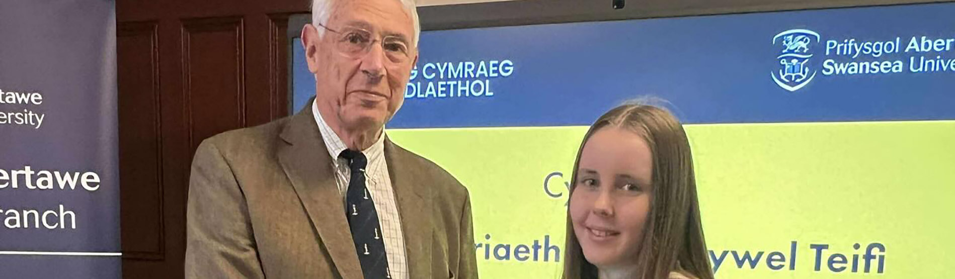 Syr Roderick Evand gyda'r deiliad llwyddiannt, Daisy Bendle.