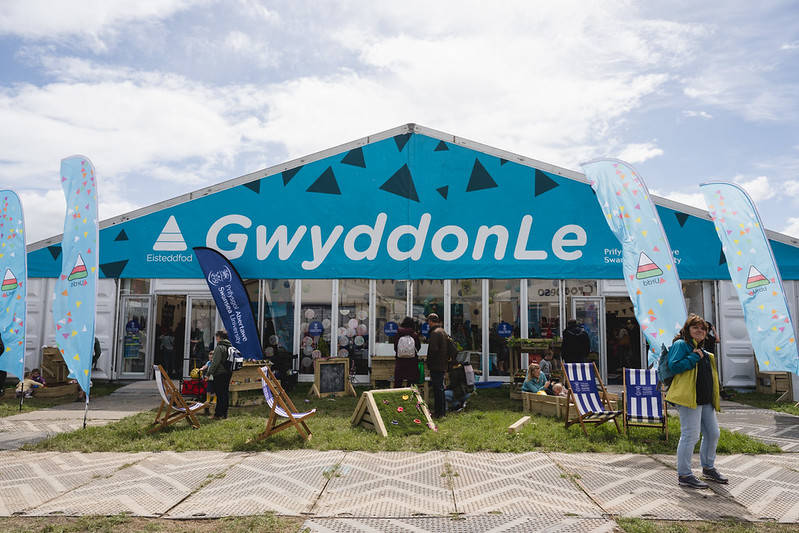 Tu allan i'r GwyddonLe
