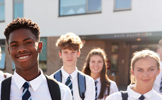 4 o blant oedran uwchradd yn gwenu