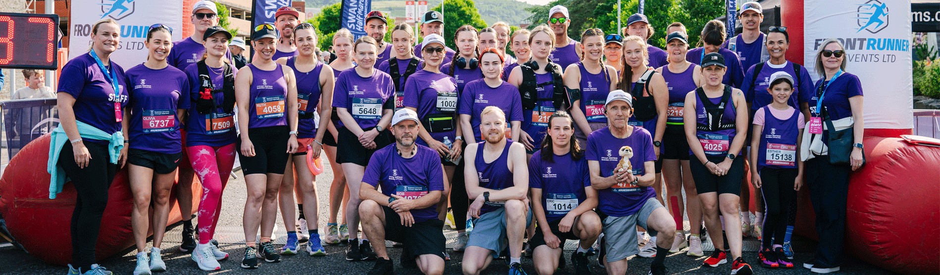 Llun o redwyr a gymerodd ran yn Hanner Marathon Abertawe ym mis Mehefin 2025.