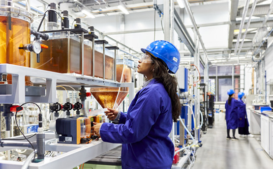 Myfyrwyr mewn labordy peirianneg gemegol