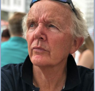 Dyn yn edrych i ffwrdd o'r camera