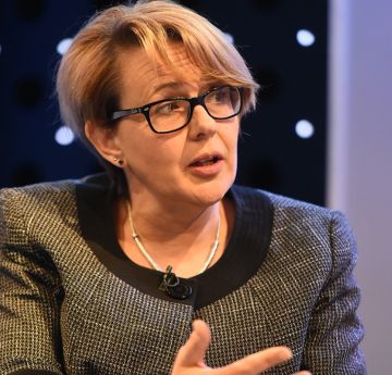 Menyw yn cymryd rhan mewn trafodaeth banel