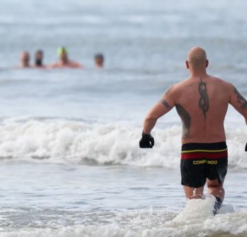 Astudiaeth arloesol yn astudio potensial therapi dŵr oer i drin PTSD