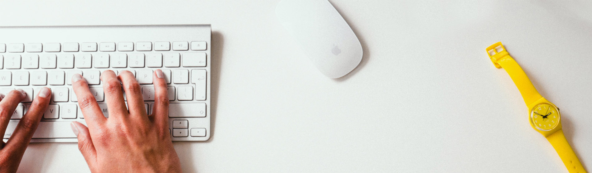 Image of a keyboard and a mouse on the desk