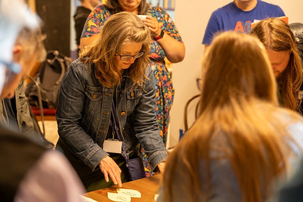 Pobl mewn digwyddiad heriau lleol