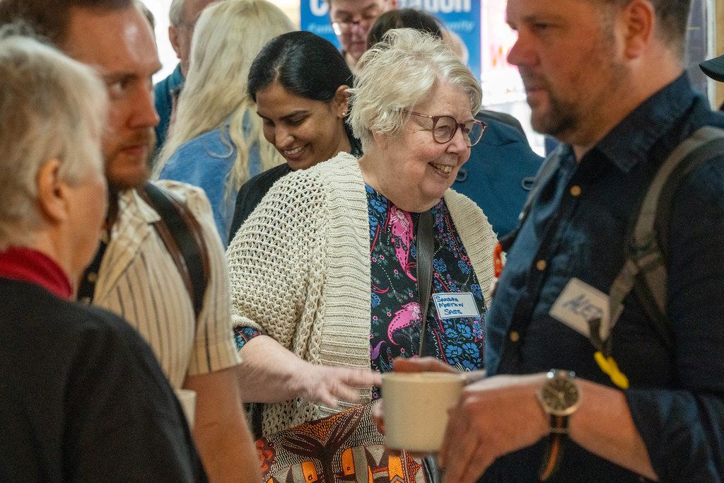 Pobl mewn digwyddiad heriau lleol