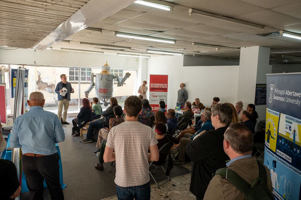 Pobl mewn digwyddiad heriau lleol