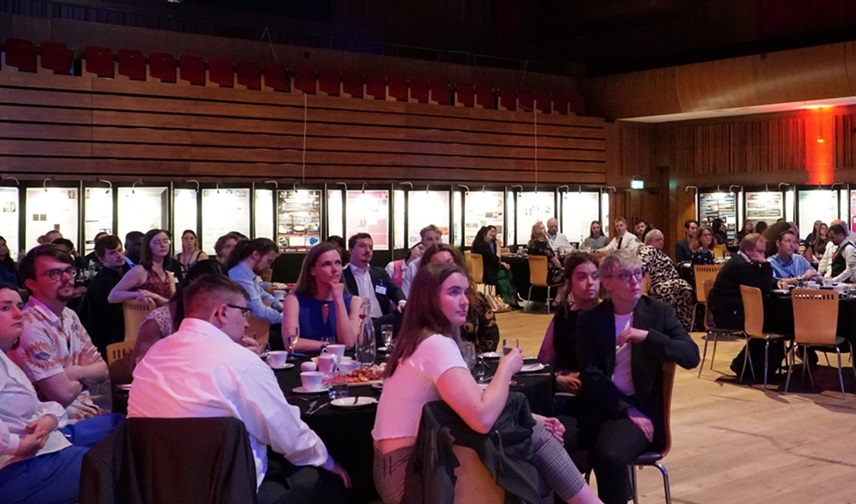 Llun o gynulliad seminar