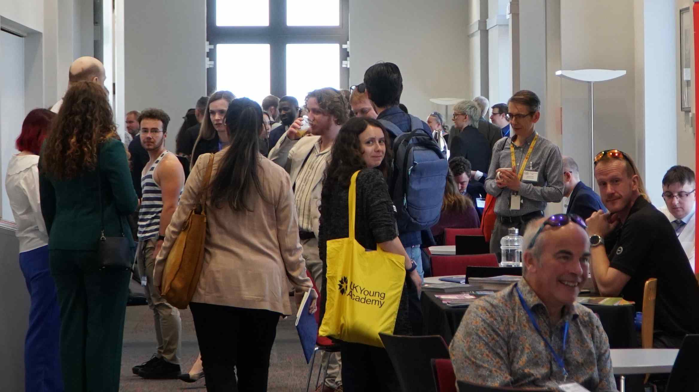 Llun o gynulliad seminar