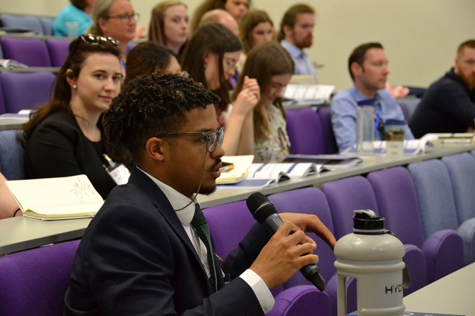 Llun o gynulliad seminar