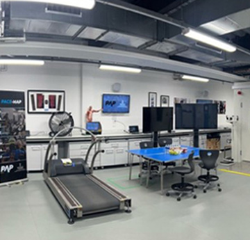 Labordy gyda pheiriant rhedeg a chyfrifiaduron