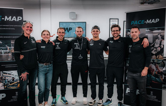 Lando Norris gyda staff A-STEM yn labordai Prifysgol Abertawe