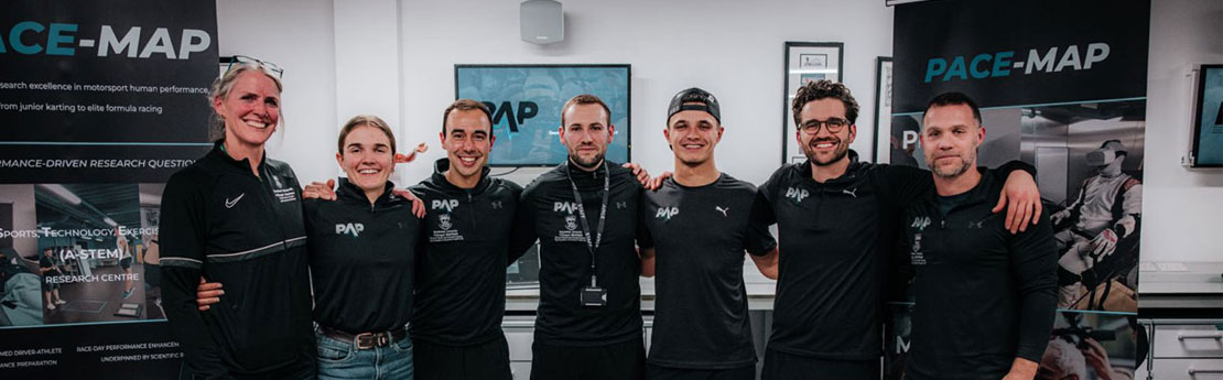 Tîm PACE-MAP gyda gyrrwr Fformiwla 1 Lando Norris