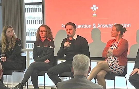 Yr Athro Camilla Knight ac arbenigwyr eraill yn siarad mewn digwyddiad gan URC