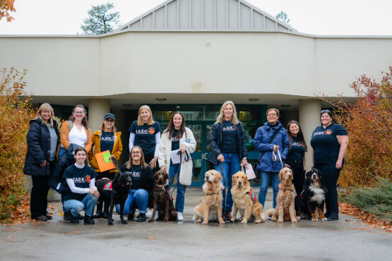 Helen Lewis gyda chydweithwyr o Brifysgol British Columbia