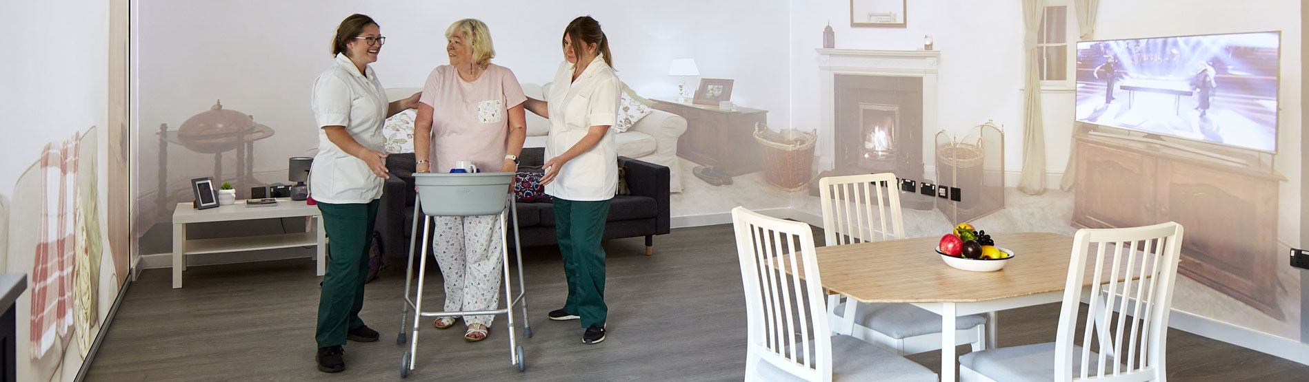 Myfyrwyr therapi galwedigaethol gyda chlaf sy'n defnyddio ffram gerdded.
