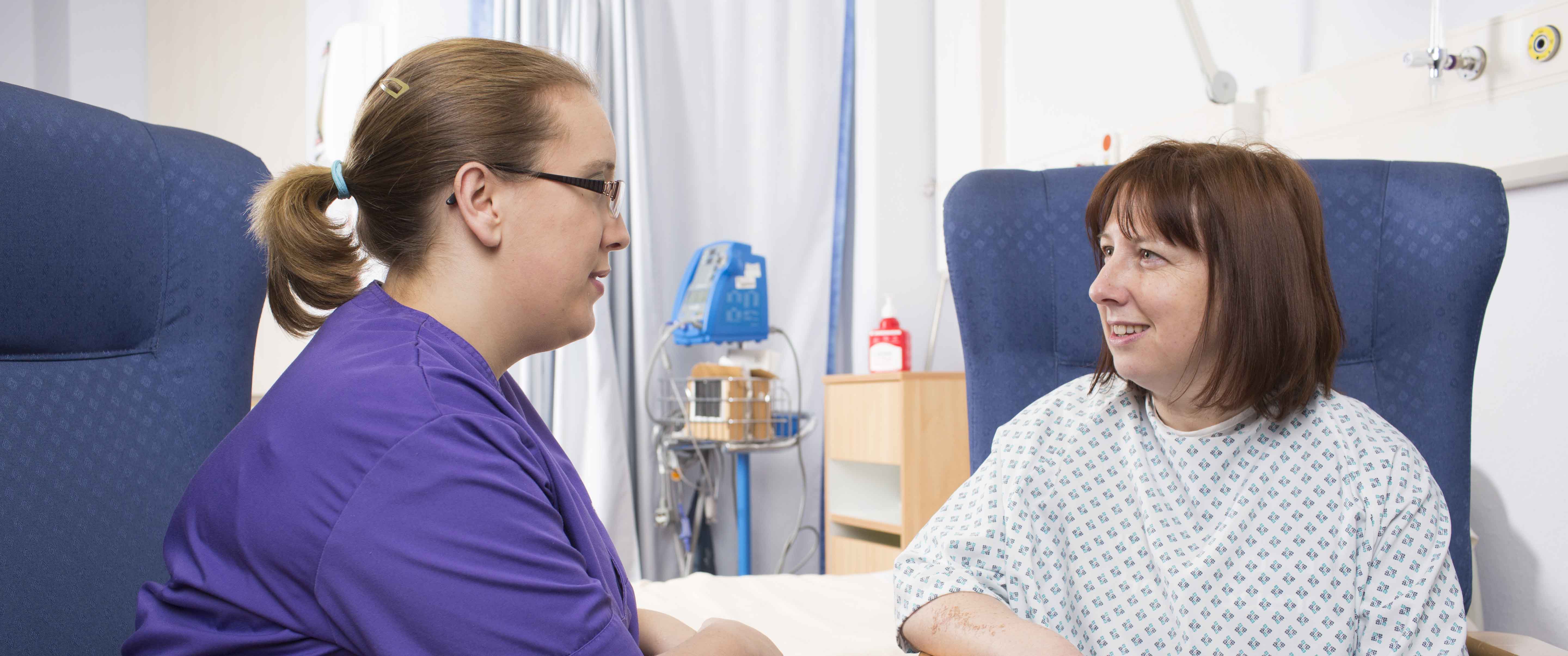 Dwy nyrs dan hyfforddiant yn gofalu am glaf