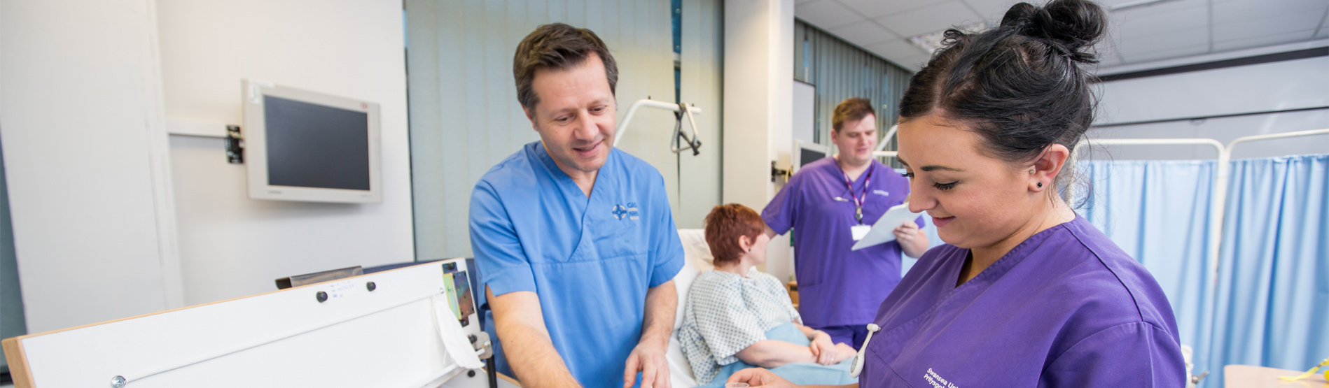 Athrawon a myfyrwyr yn yr ystafell ymarfer