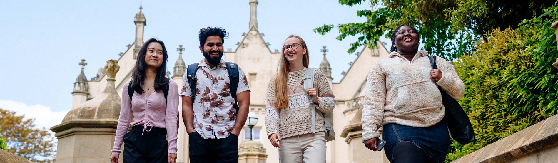 Myfyrwyr yn cerdded wrth ymyl yr Abaty