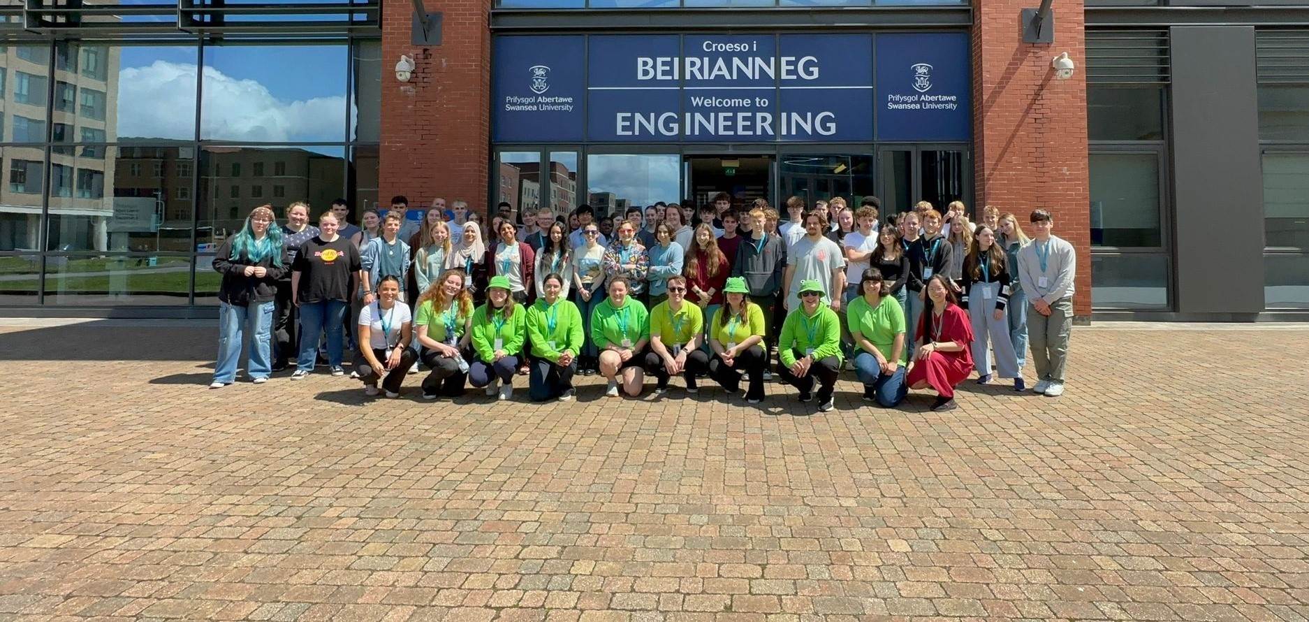 45 / 5,000 Myfyrwyr tu allan i Beirianneg Ganolog