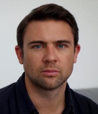 Llun o'r bardd Owen Sheers 