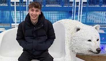 llun o Daniel Cooke.