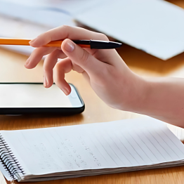 Nodiadau wedi'u hysgrifennu â llaw mewn pad ysgrifennu