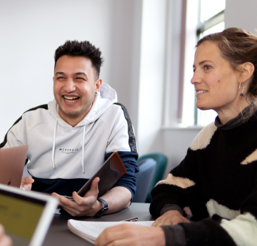 Myfyrwyr yn cymryd rhan mewn trafodaeth grŵp