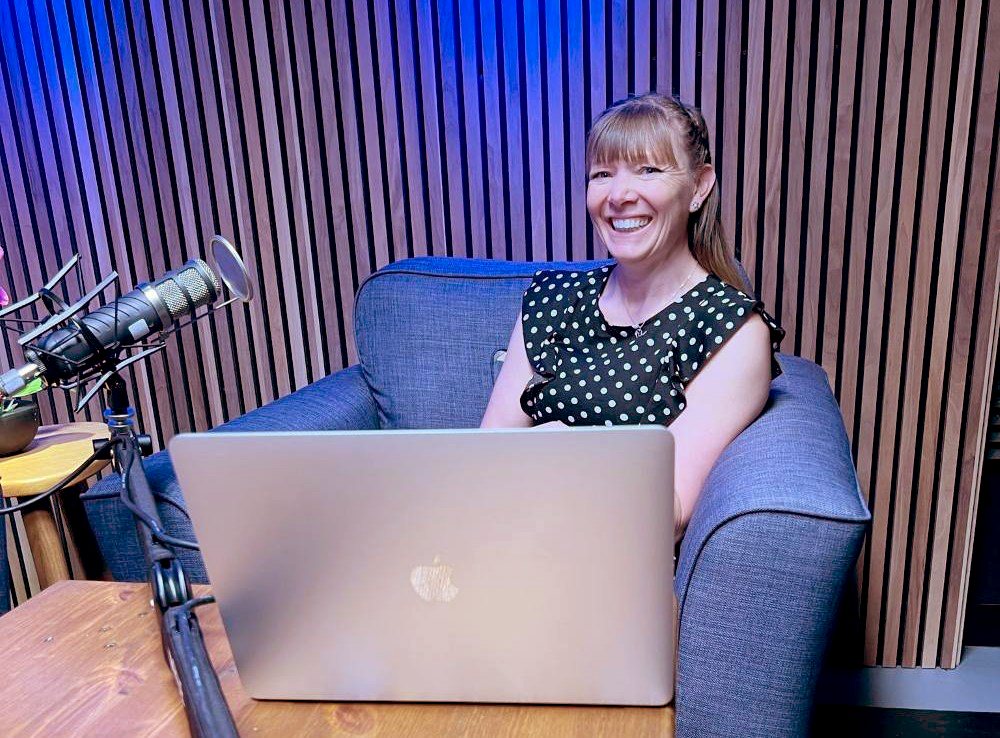 Gwesteiwr podlediad Adrianne Cleverly