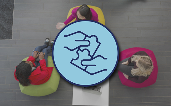 Llun o ddwylo yn rhoi darnau pos at ei gilydd