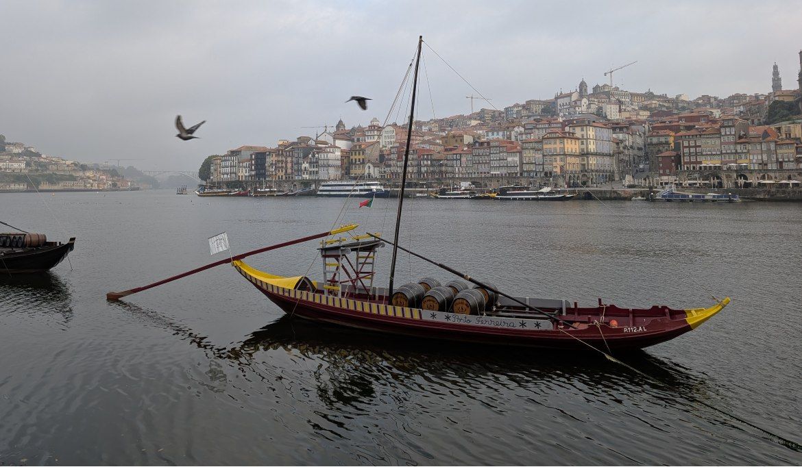 Llun o ddinas Porto yn dangos Afon Douro