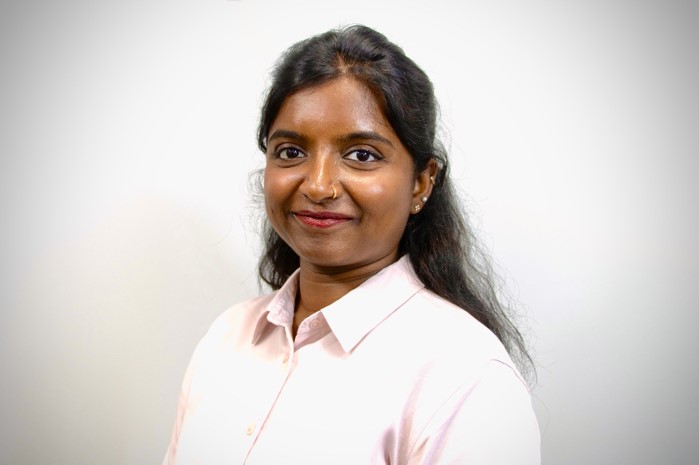 Ffotograff o ben Sarika ar gefndir gwyn