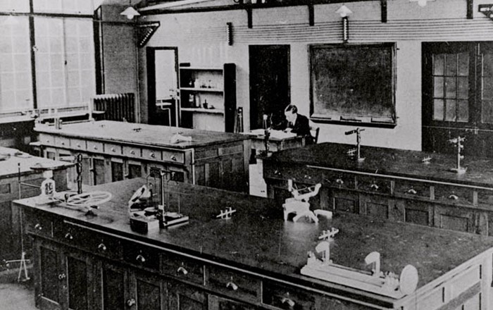 Y labordy cyffredinol yn adran ffiseg y Brifysgol, 1920