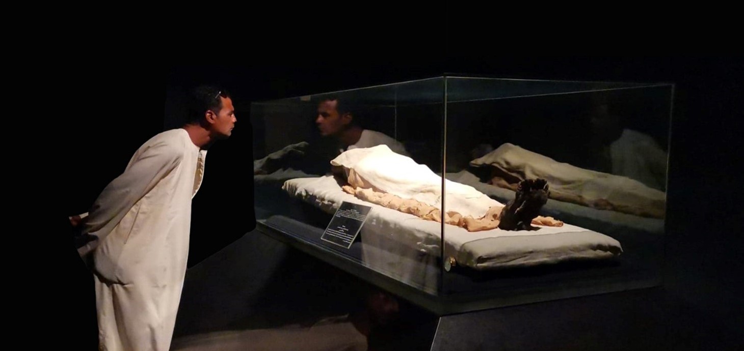 Enillydd y gystadleuaeth gyffredinol yw “Reflecting on the Past: The Display of Egyptian Mummies” ( Ken Griffin/Mohamed Shabib). Mae'r llun yn dangos Mohamed – sy'n byw yn Luxor – yn syllu ar wyneb mymi'r Ffaro Ramesses I (c. 1292-1290 CC) yn Amgueddfa Luxor am y tro cyntaf.