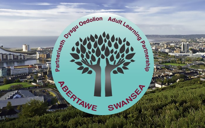 Logo Partneriaeth Dysgu Oedolion Abertawe â llun o Abertawe yn y cefndir.
