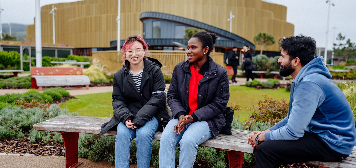 Myfyrwyr y tu allan i Arena Abertawe