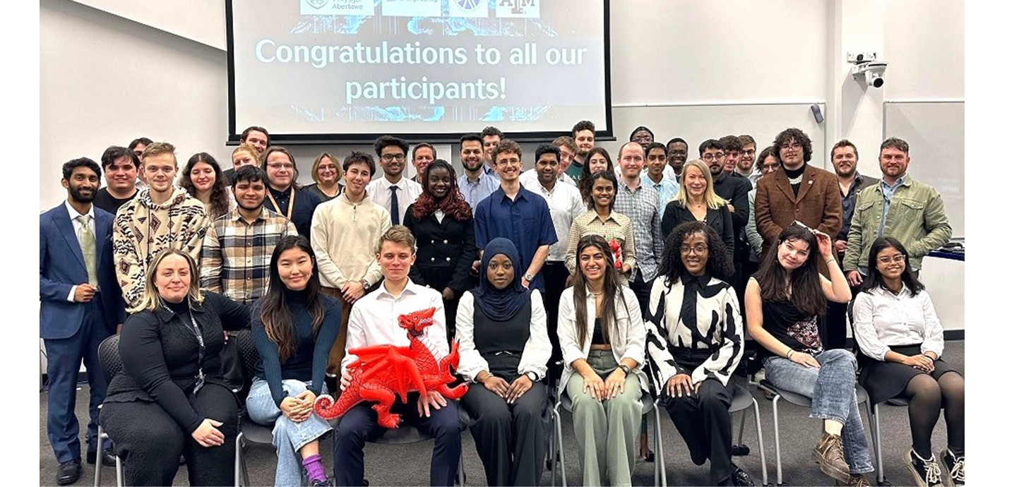 Llun: cystadlodd 39 o fyfyrwyr o Abertawe a oedd yn hanu o 11 o wledydd ledled y byd, gan astudio 10 o bynciau yn y Gyfadran Gwyddoniaeth a Pheirianneg. 