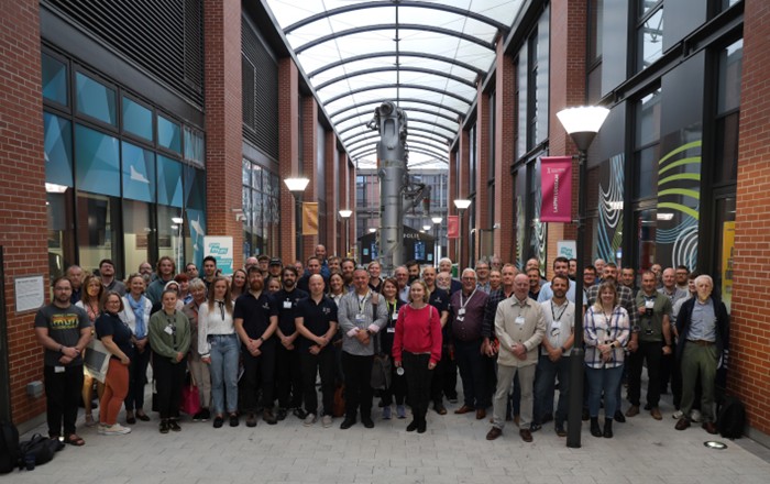 Llun grŵp o rai o'r bobl a ddaeth i Symposiwm Technegwyr Prifysgol Abertawe 2024.