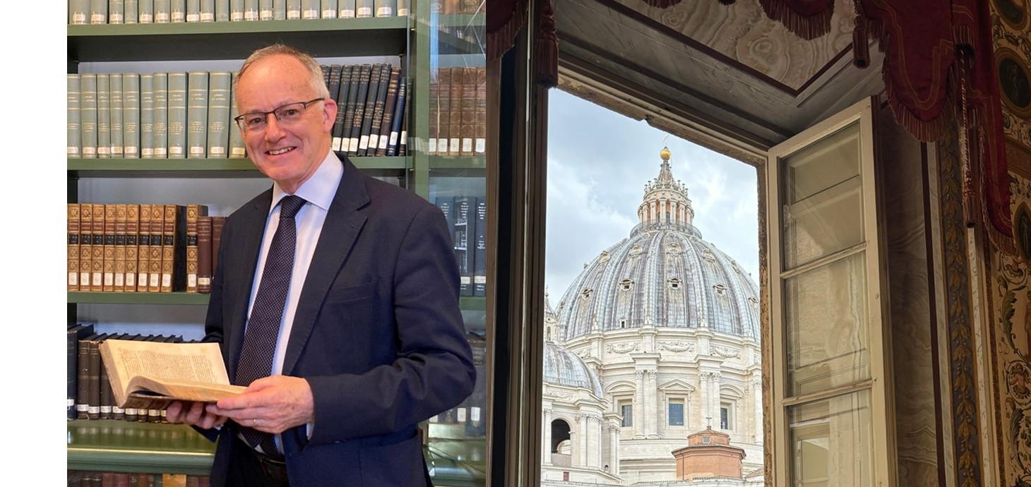 Mae'r Athro Maurice Whitehead, athro emeritws hanes, wedi cwblhau deng mlynedd yn ddiweddar fel Cyfarwyddwr Casgliadau Treftadaeth a Chymrawd Ymchwil yng Ngholeg Saesneg Hybarch Rhufain.