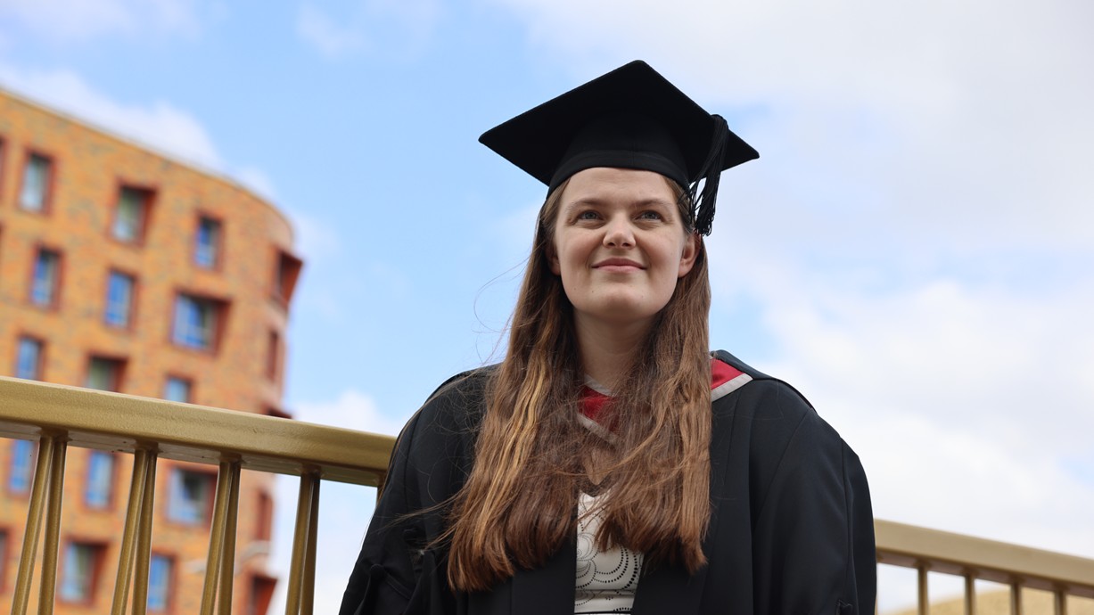 Llun o Karen Armitage ar ei ddiwrnod graddio.