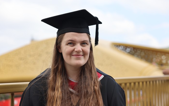 Llun o Karen Armitage ar ei ddiwrnod graddio.