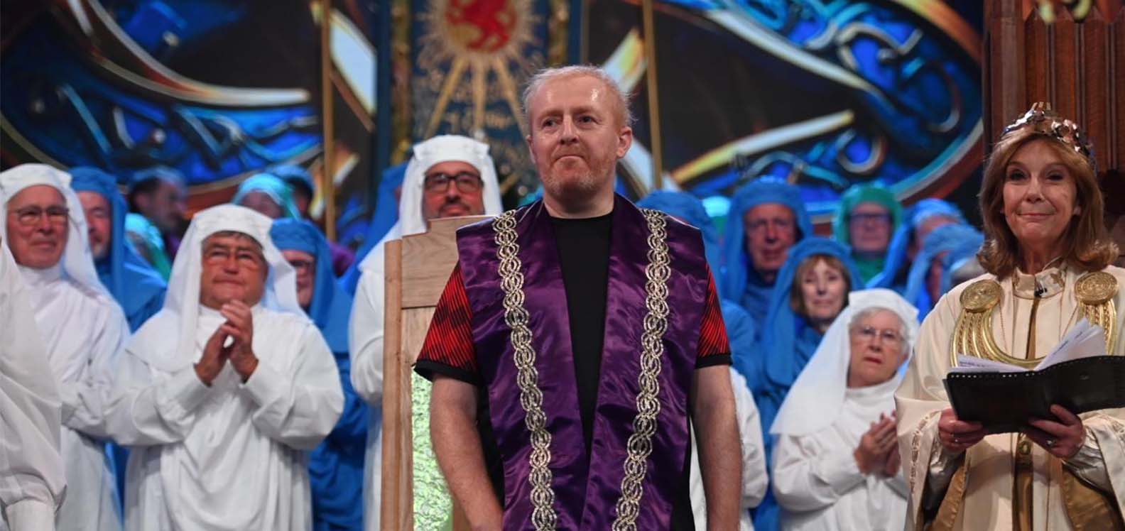 Tudur Hallam yn ennill y Gadair