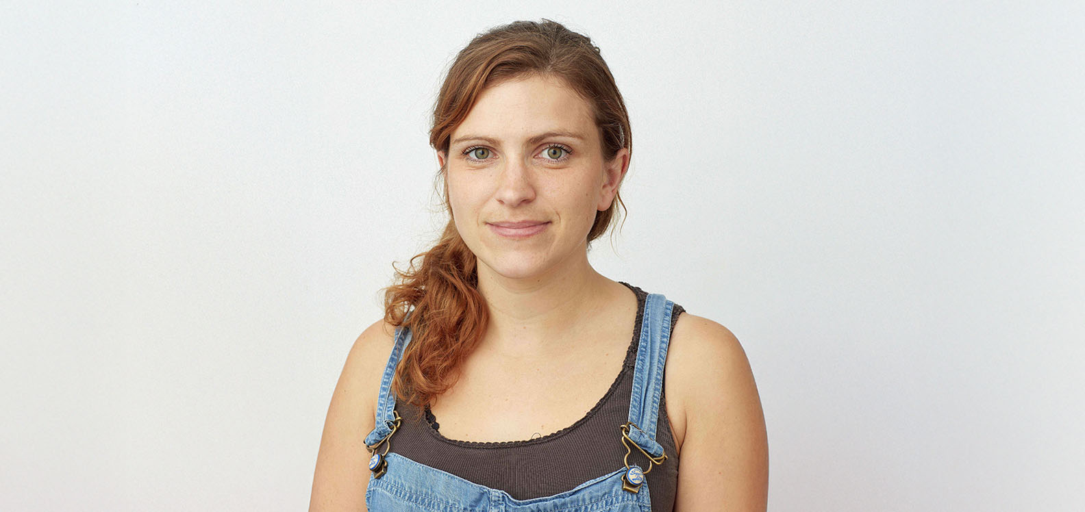 Delwedd pen ac ysgwyddau menyw