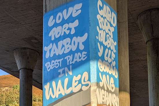 Collage yn cynnwys y murluniau newydd.