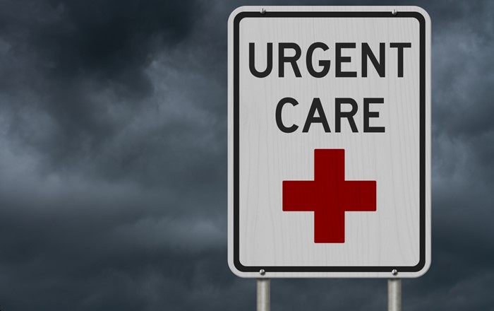 Arwydd petryal gwyn sydd â chroes goch a GOFAL BRYS arni.